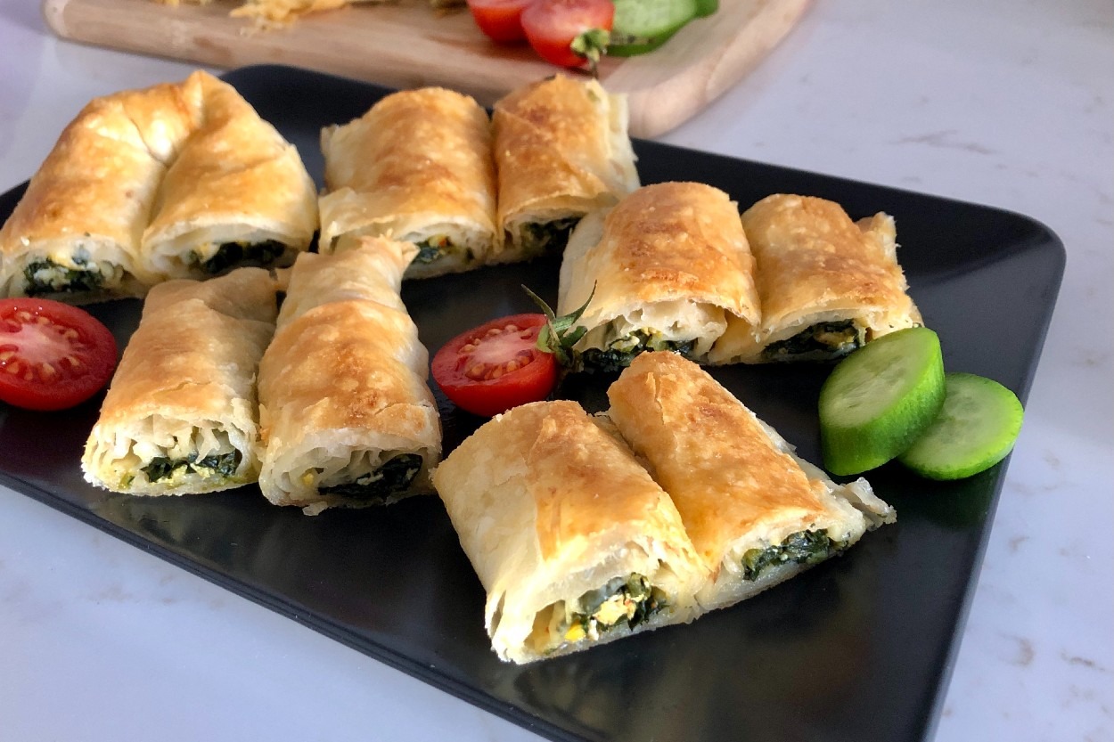 El Açması Tadında: Ispanaklı Kol Böreği