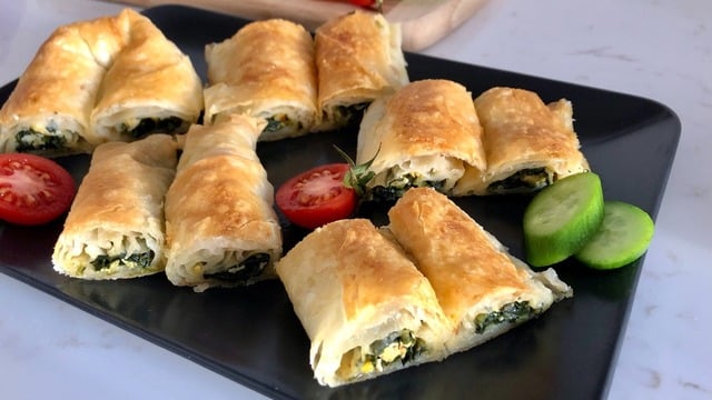 El Açması Tadında: Ispanaklı Kol Böreği