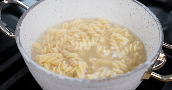 peynirli-makarna-asama3-yemekcom
