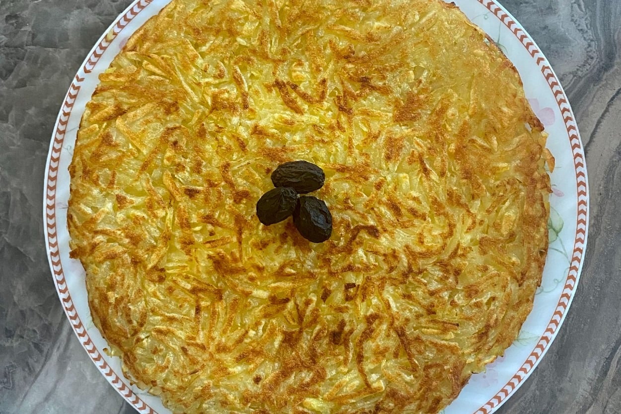 Kahvaltı Sofralarına: Kaşarlı Hindi Fümeli Patates Tava