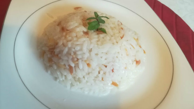 Bir Tabak Yetmez: Arpa Şehriyeli Pirinç Pilavı