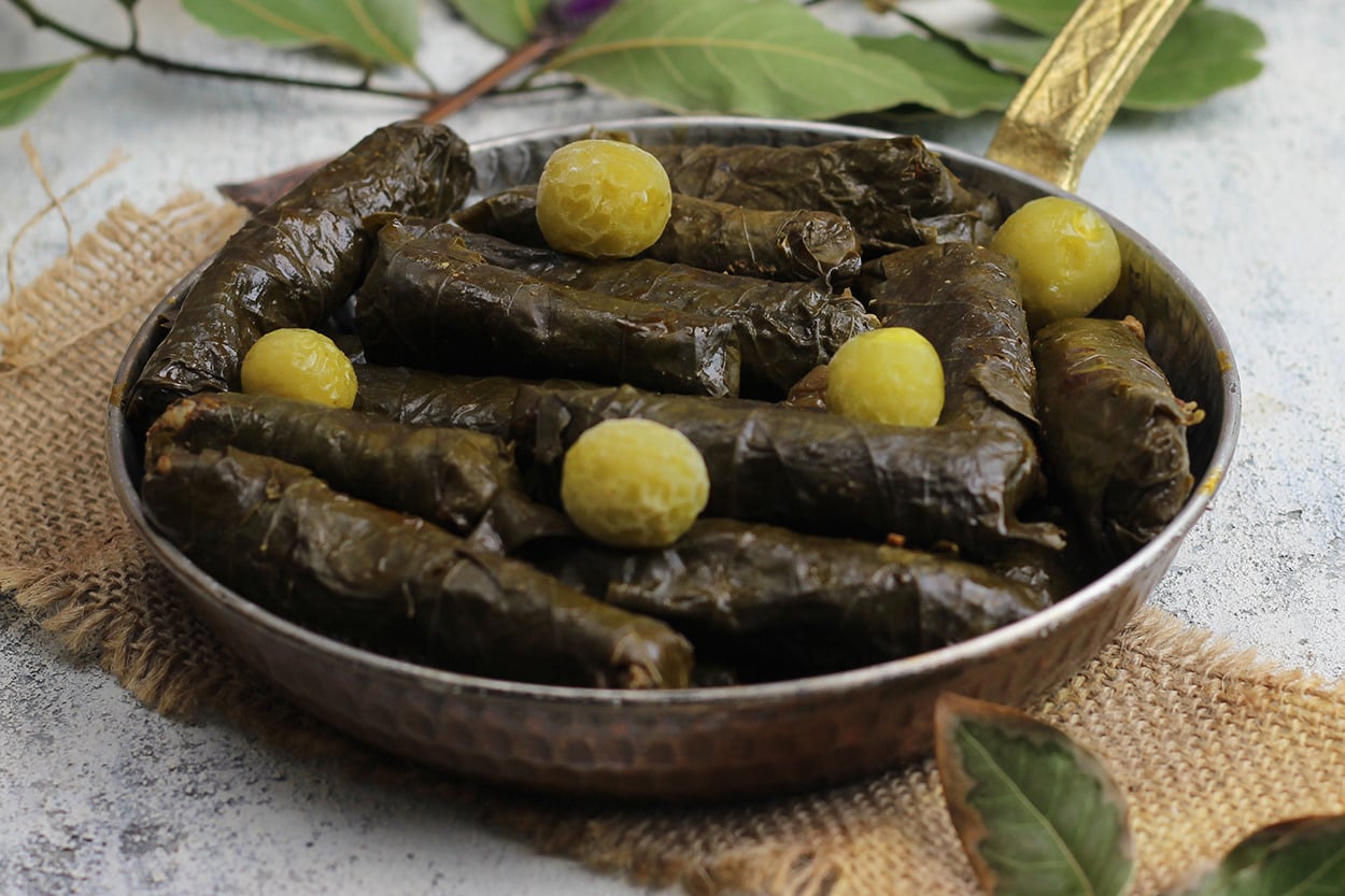 Bol Zeytinyağlı: Yeşil Erikli Yaprak Sarma