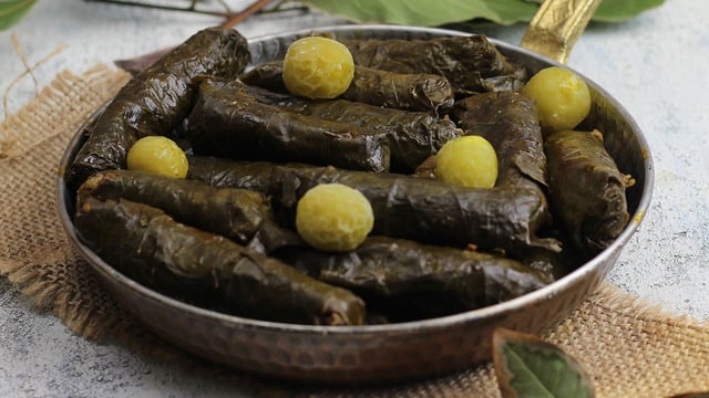 Bol Zeytinyağlı: Yeşil Erikli Yaprak Sarma