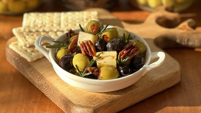Büyülü Görünümüyle: Girit Usulü Zeytin Mezesi