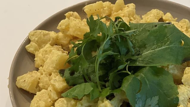 Özel Sosuyla: Pratik Viyana Usulü Patates Salatası