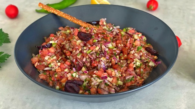 Tüm Sofralara Eşlikçi: Kaşık Salatası