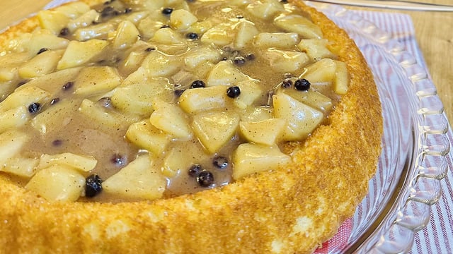 Tadı Müthiş: Tart Kalıbında Elma Soslu Kek