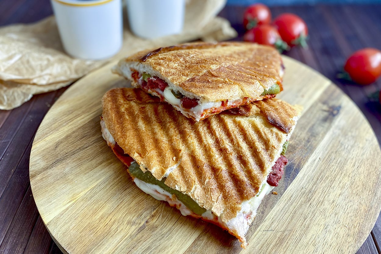 Yapımı Kolay, Malzemesi Bol: Salçalı Tost