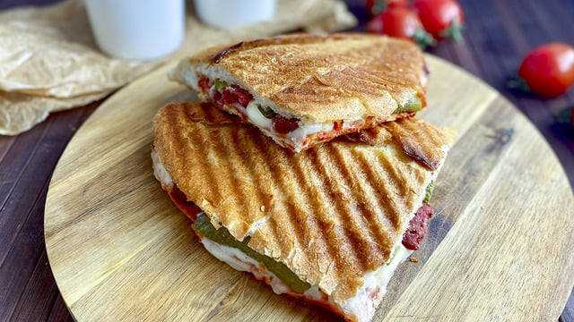 Yapımı Kolay, Malzemesi Bol: Salçalı Tost