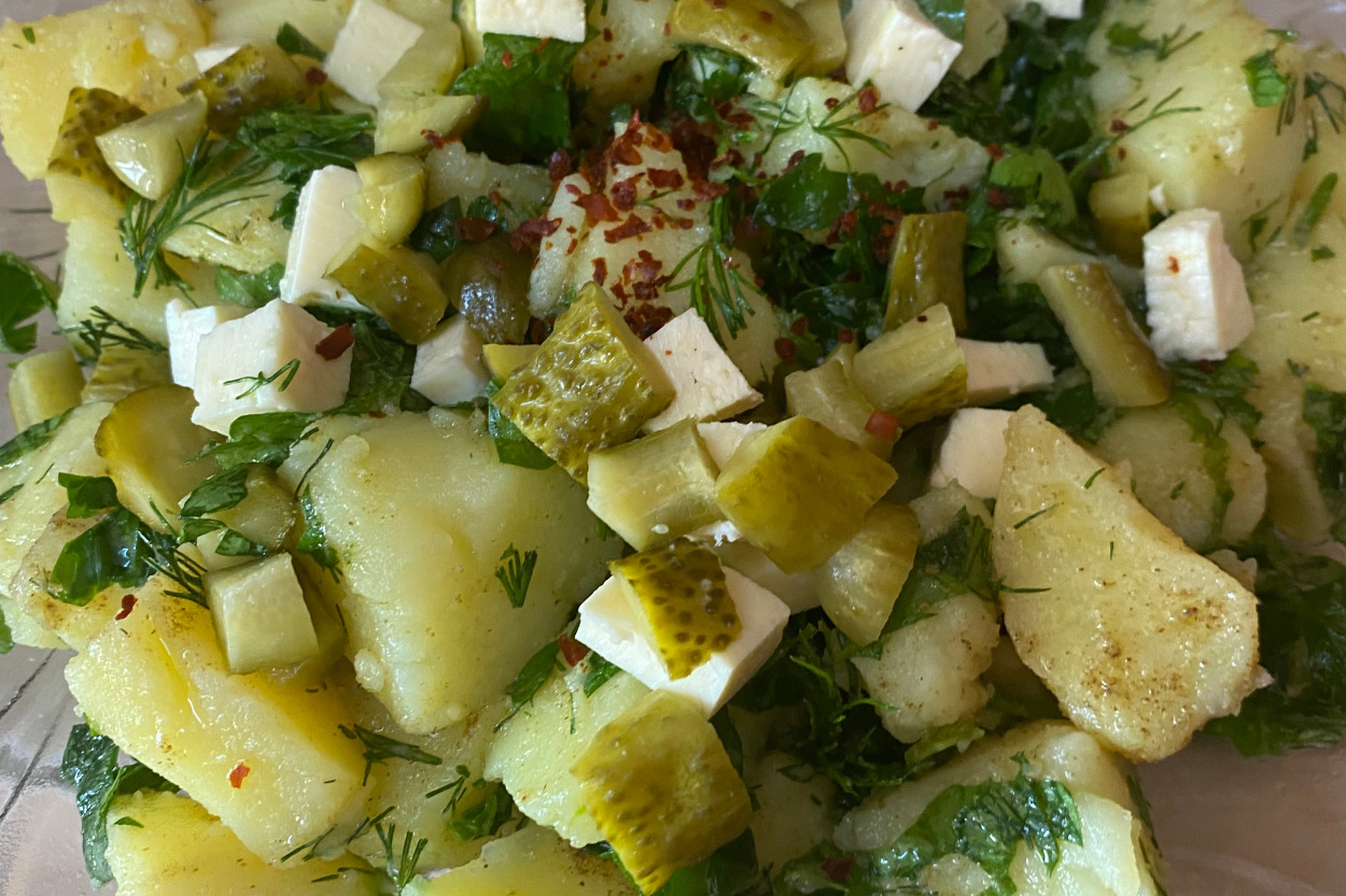 Bol Yeşillikli: Peynirli Patates Salatası