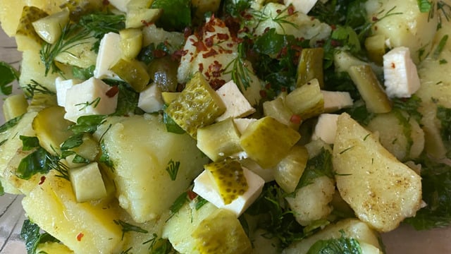 Bol Yeşillikli: Peynirli Patates Salatası