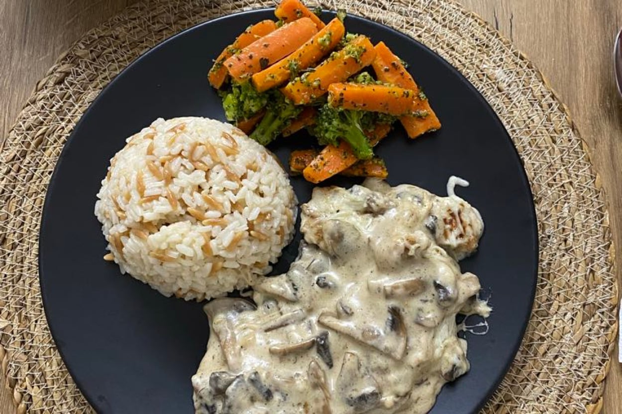 Protein Dolu: Kremalı Mantar Soslu Tavuk