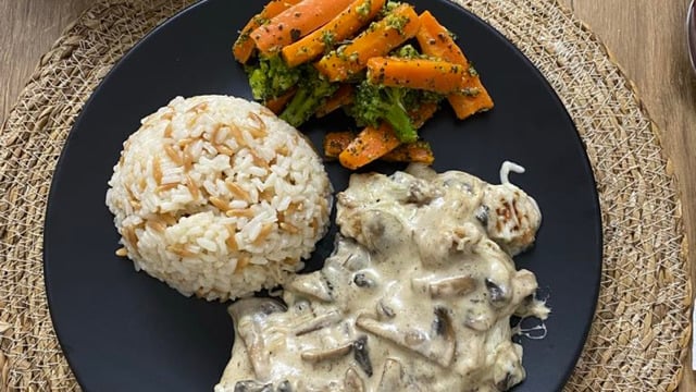 Protein Dolu: Kremalı Mantar Soslu Tavuk