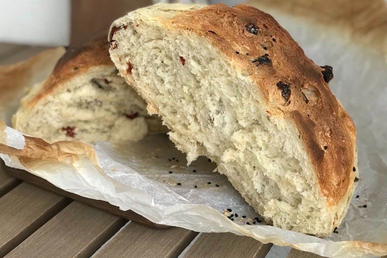 Mis Gibi Koktu: Kuru Domatesli Kekikli Ekmek
