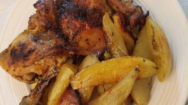 Nar Gibi Kızarsın: Döküm Tencerede Patatesli Tavuk Pirzola