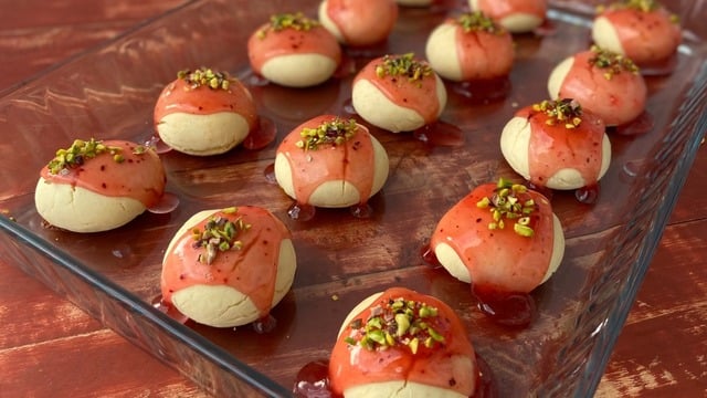 Ahududu Soslu Üstelik: Havuç Dolgulu Kurabiye