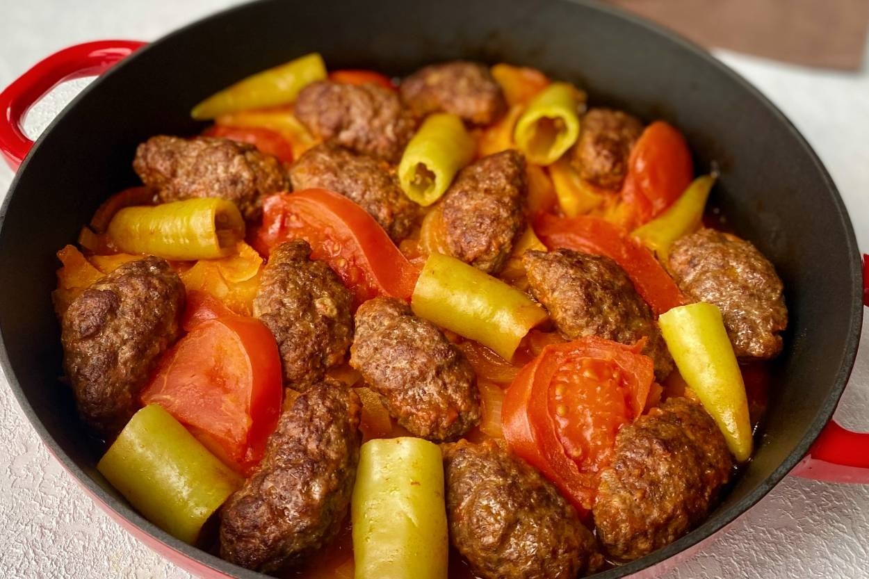 Tek Tencerede Pişer: Köfteli Patates Yemeği