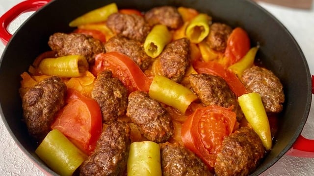 Tek Tencerede Pişer: Köfteli Patates Yemeği