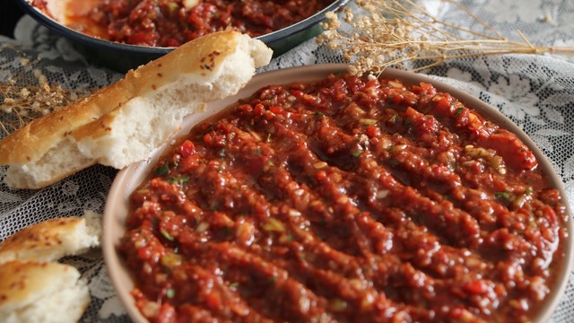 Sulanmaz: Acılı Ezme Salata