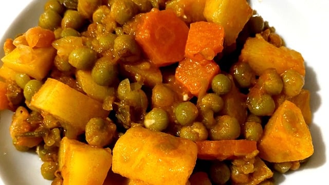 Kolay Malzemelerle: Bezelyeli Patates Yemeği