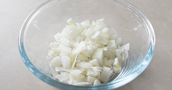 shopska-salatasi-asama1-yemekcom