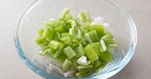 shopska-salatasi-asama2-yemekcom
