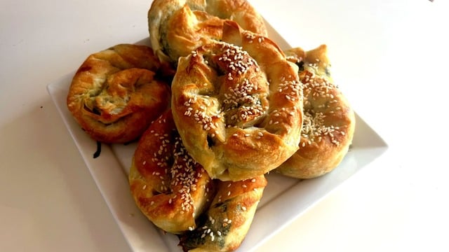 Hazır Yufkadan: Ispanaklı Gül Böreği