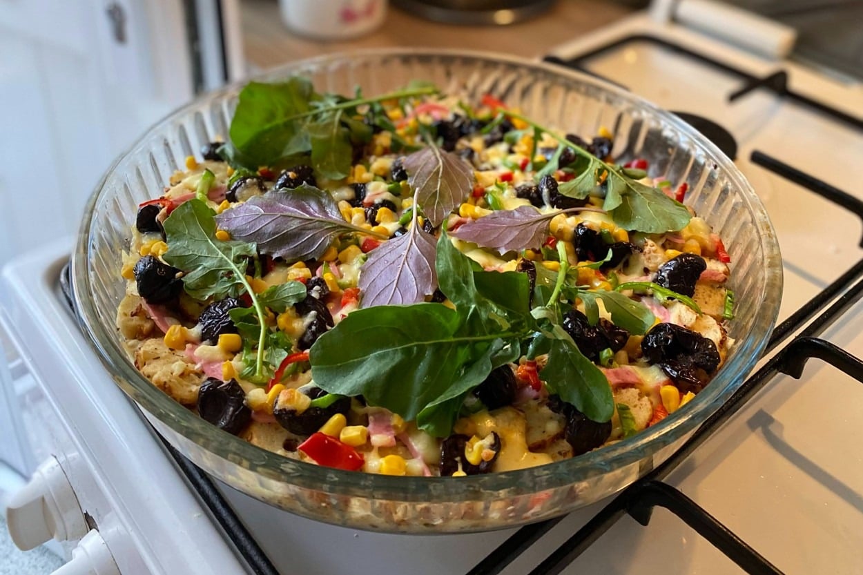 Evde Ne Varsa: Bayat Ekmekten Kahvaltılık Pizza