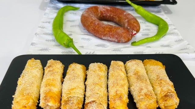Pizza Tadında: Fırında Sucuklu Paçanga Böreği