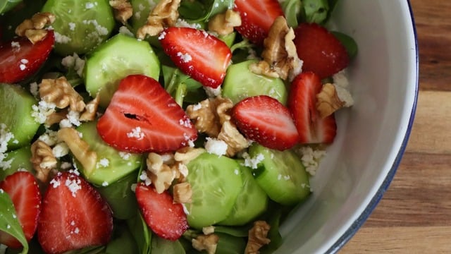 Cevizle Ayrı Güzel: Çilekli Semizotu Salatası