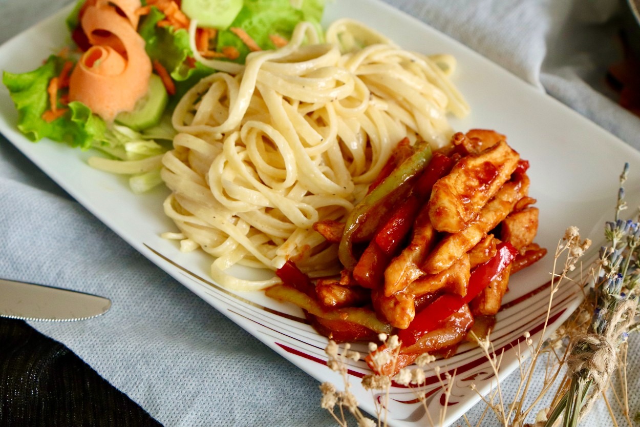Akşama Yapalım: Barbekü Soslu Tavuk ve Kremalı Makarna