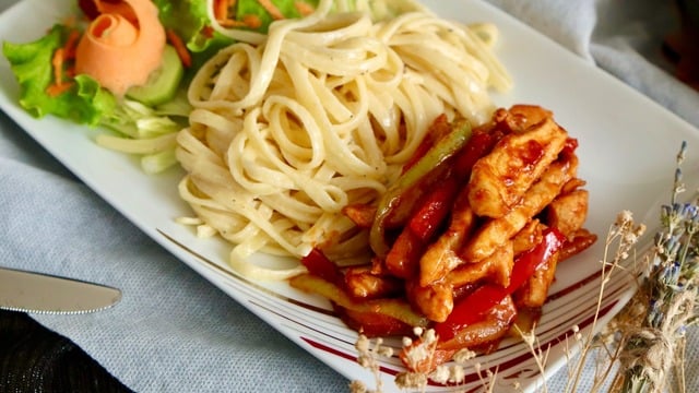 Akşama Yapalım: Barbekü Soslu Tavuk ve Kremalı Makarna