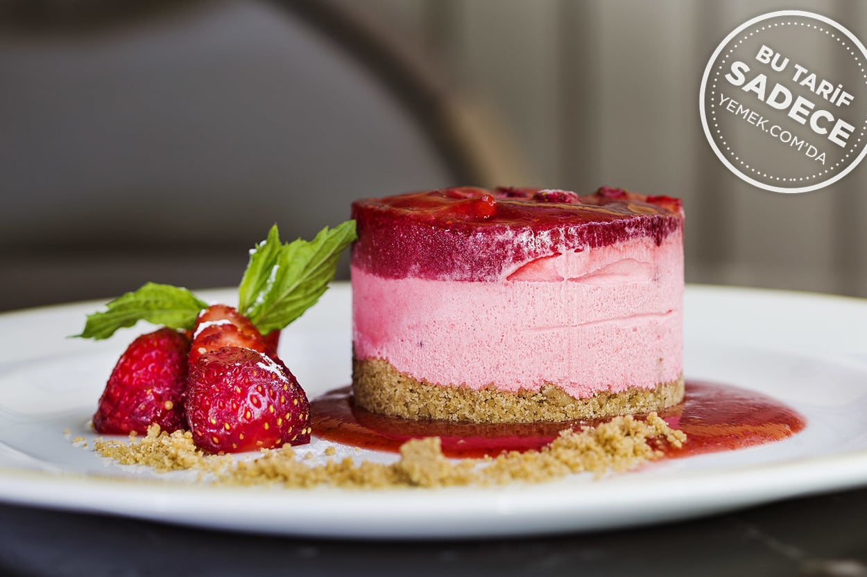 Mezzaluna'dan: Çilek Soslu Semifreddo (Semifreddo alle fragole)