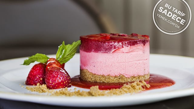 Mezzaluna'dan: Çilek Soslu Semifreddo (Semifreddo alle fragole)
