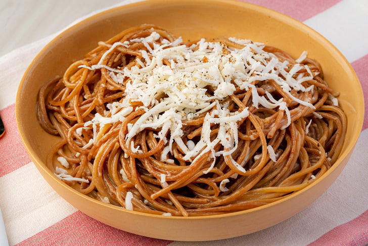 peynirli-kavruk-spagetti-yemekcom