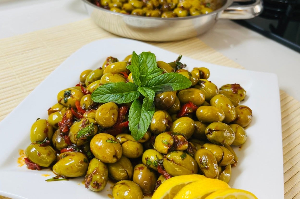 Baharatlı Salçalı: Yeşil Zeytin Kavurması