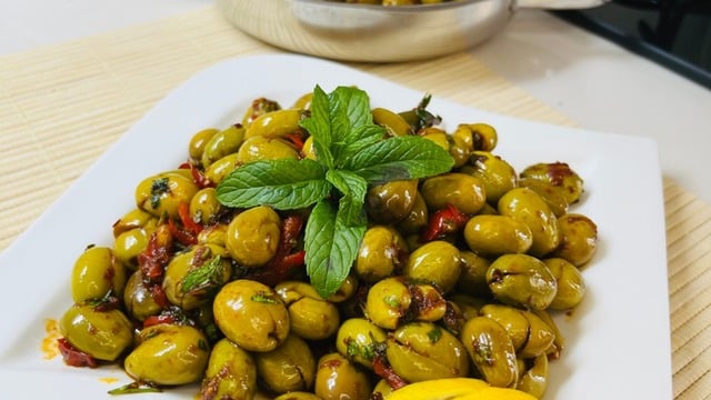 Baharatlı Salçalı: Yeşil Zeytin Kavurması