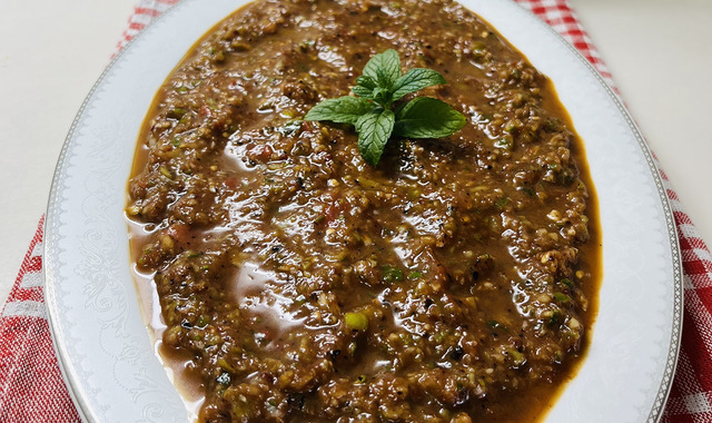 Pratik Meze: Lokanta Usulü Acılı Ezme
