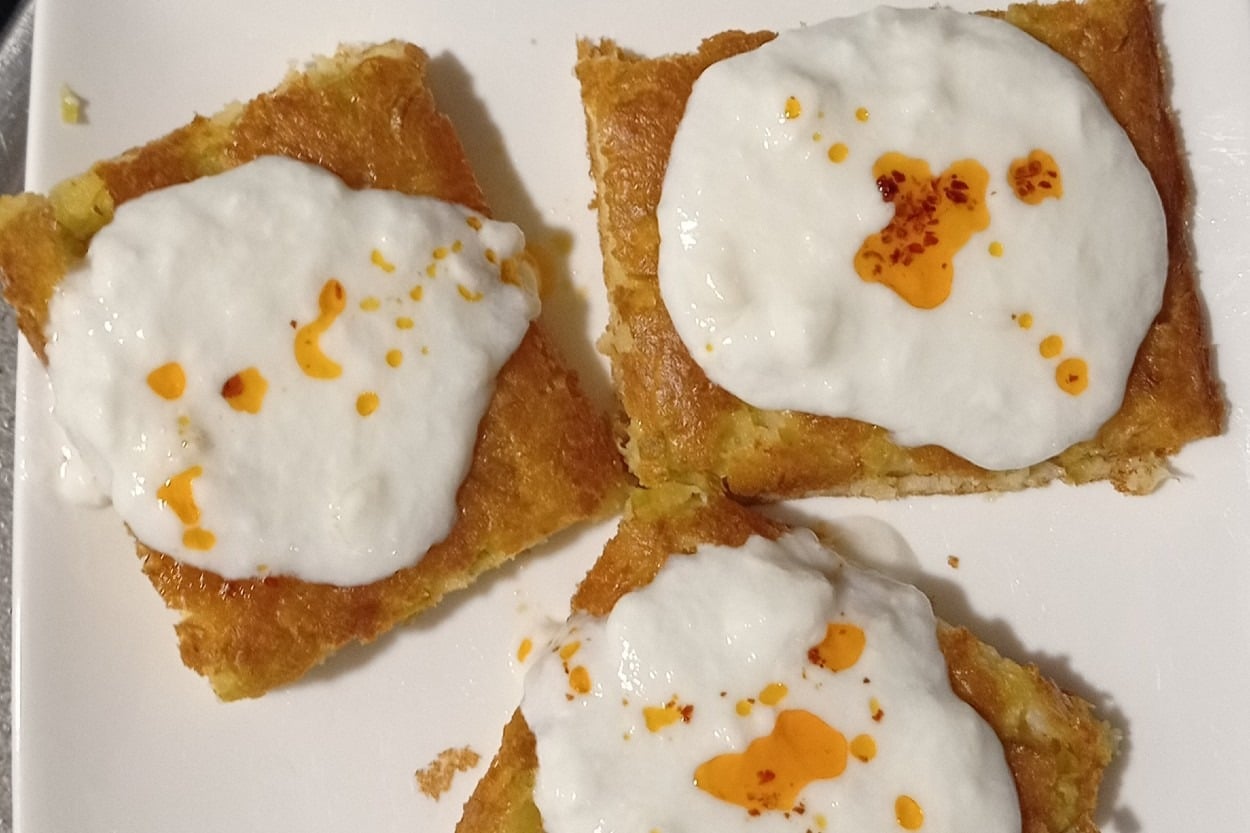 Tuzlu Kek Sevenlere: Mısır Unlu Pırasalı Kek