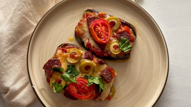 Sağlıklı Beslenenlere: Patlıcan Tabanlı Fit Pizza