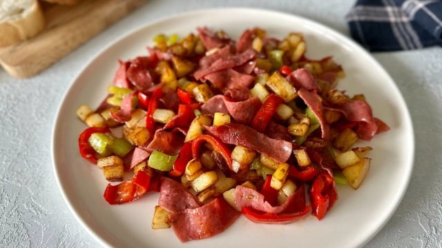 Sıcacık Ekmeklerle: Salamlı Patatesli Kahvaltılık