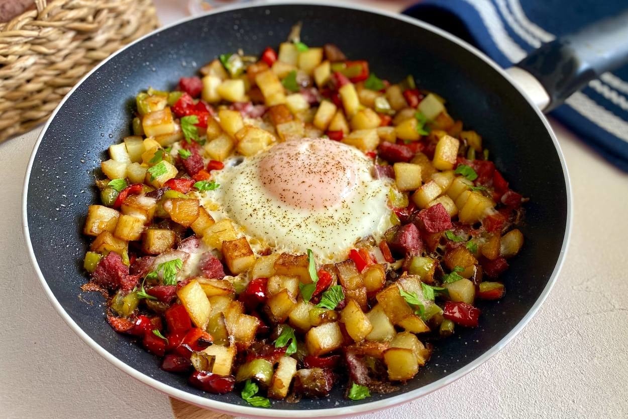 Pişirmesi 15 Dakika: Yumurtalı Kaşarlı Patates Sote