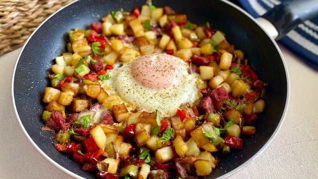 Pişirmesi 15 Dakika: Yumurtalı Kaşarlı Patates Sote