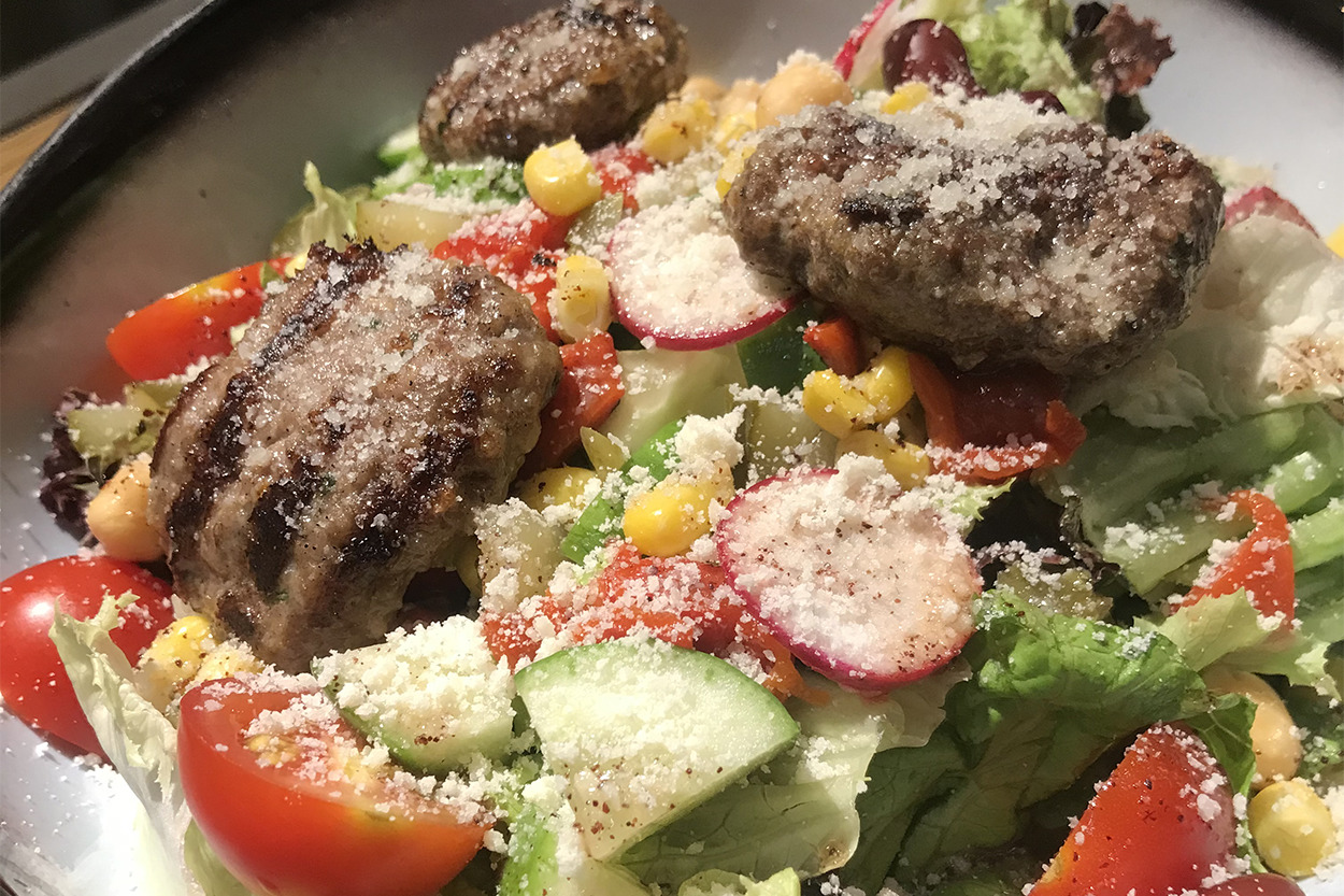 Çok Doyurucu: Parmesan Peynirli Köfteli Salata