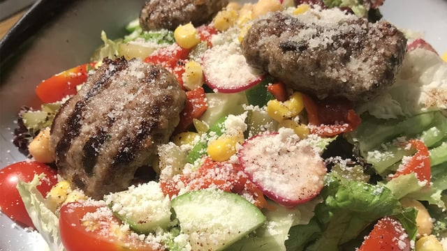 Çok Doyurucu: Parmesan Peynirli Köfteli Salata