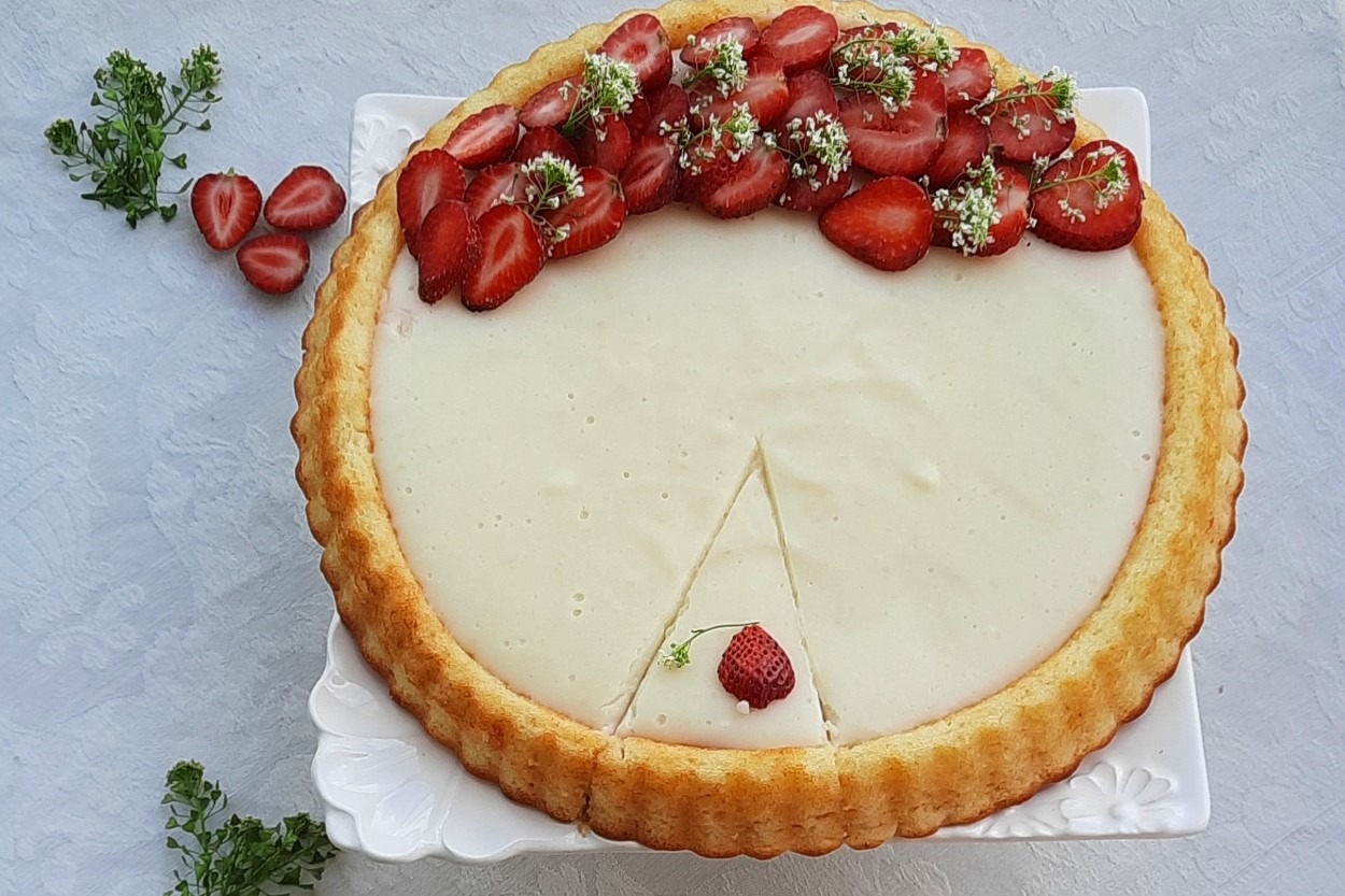 Yumuşacık Kekiyle: Çilekli Kremalı Tart Pasta