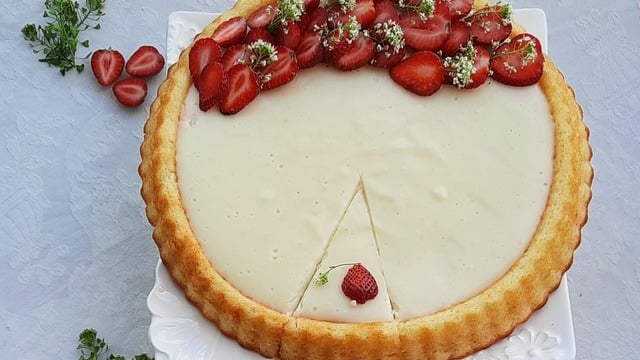 Yumuşacık Kekiyle: Çilekli Kremalı Tart Pasta
