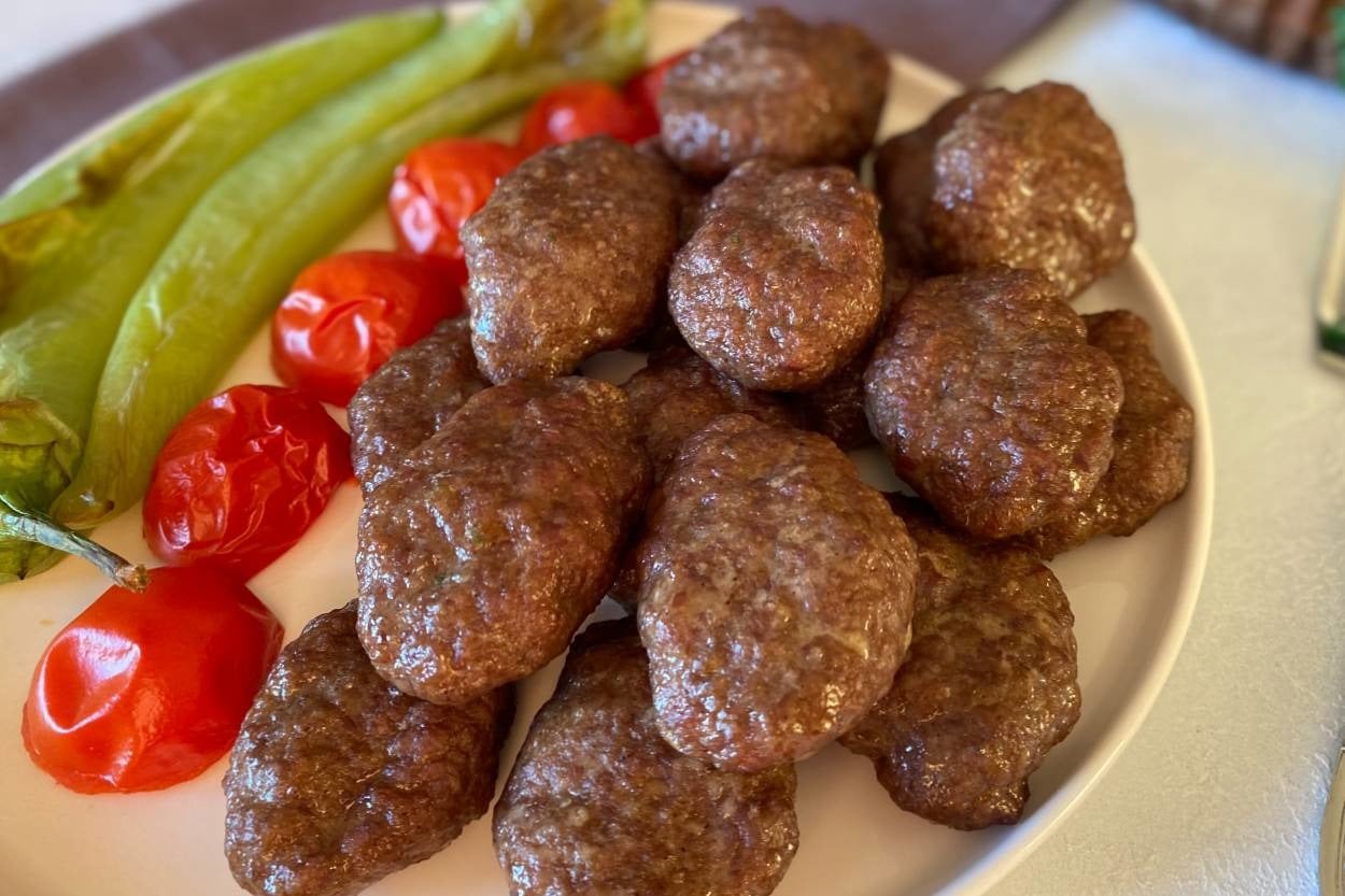 Sırrı Malzemelerinde: Mangal Tadında Sulu Sulu Köfte