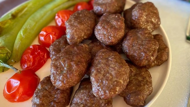 Sırrı Malzemelerinde: Mangal Tadında Sulu Sulu Köfte