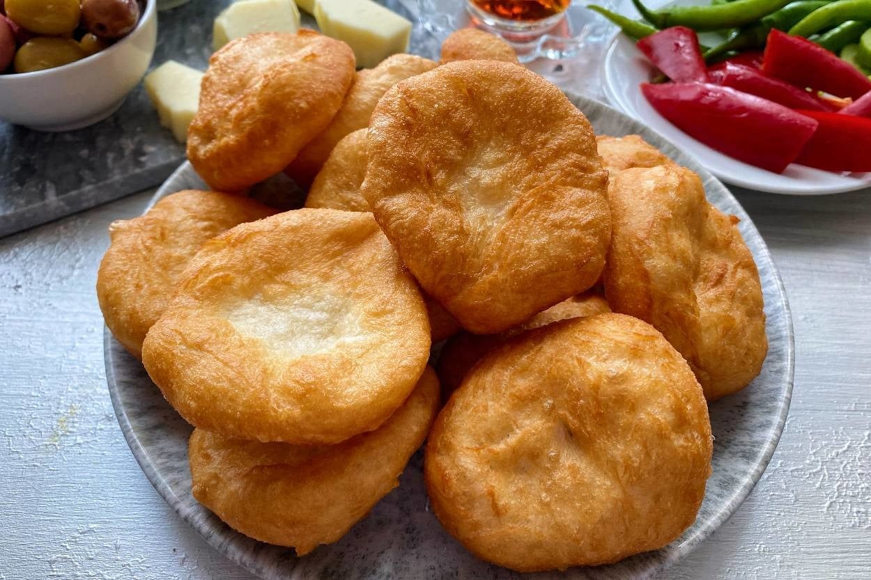 Sadece 2 Malzemeyle: Ekmek Hamurundan Pişi